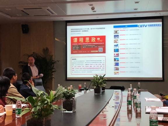 图片包含 室内, 人, 桌子, 厨房  描述已自动生成
