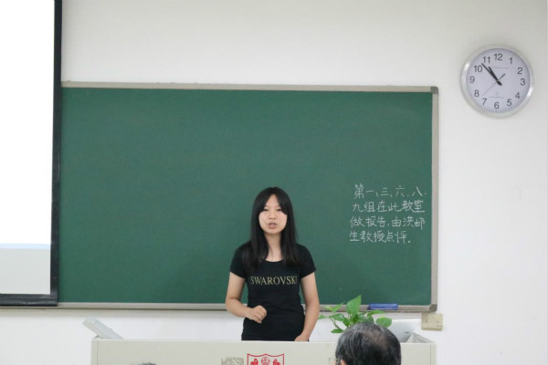 图为同学进行分组汇报